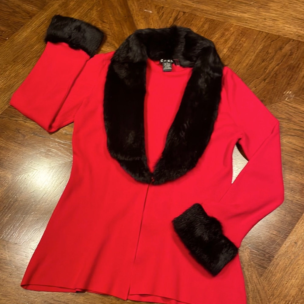 ♥️👑Red vintage sweater w/ faux fur collar and cuffs